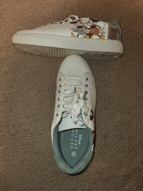 Ladies Mickey & Friends Sneakers Size 9 Great condition